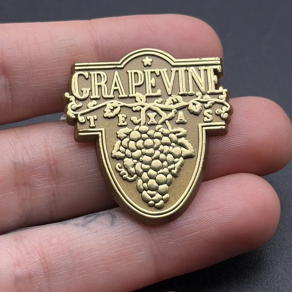 Grapevine Texas Gold Tone Plastic Lapel Hat Pin‎